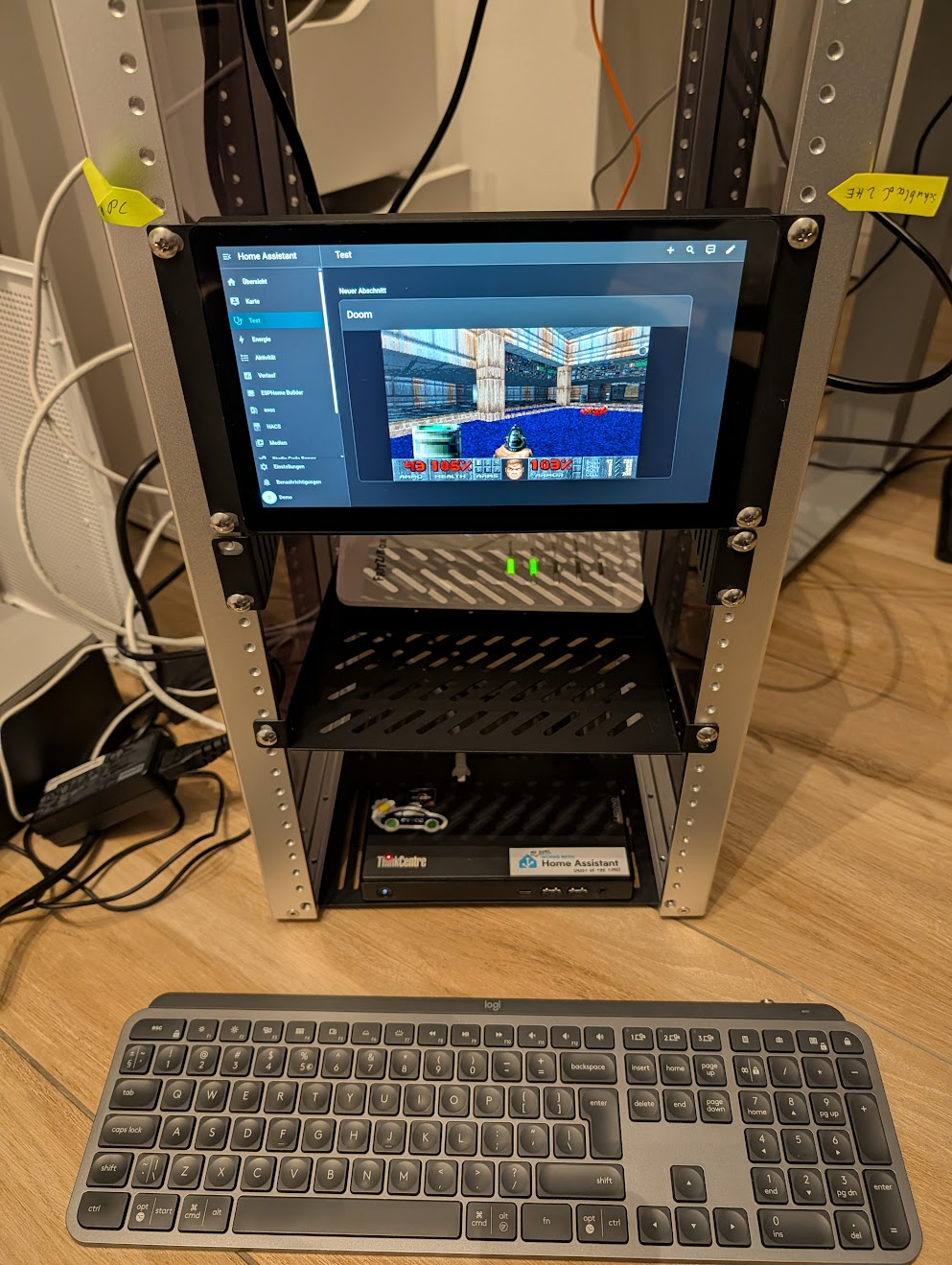 10 Zoll Rack mit 9 Zoll Display zeigt Doom in Home Assistant